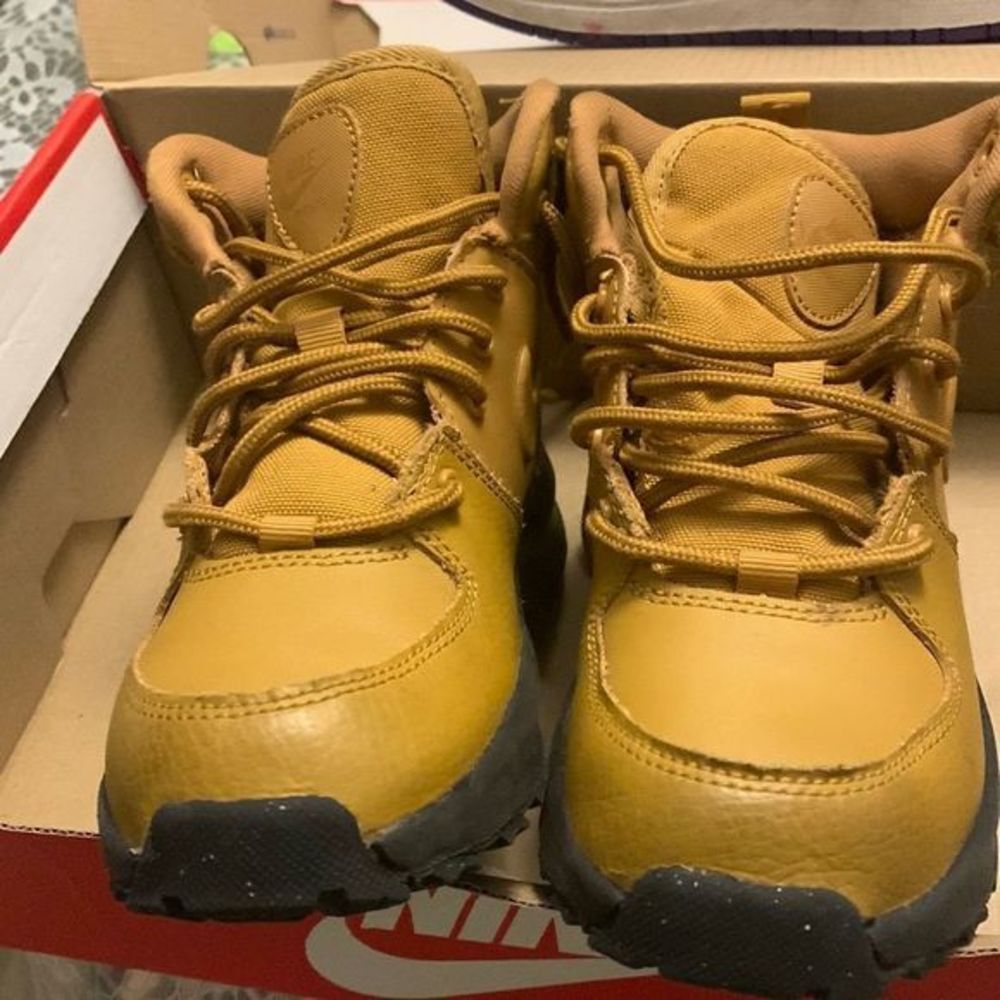 Barley worn kids nike boots size 12 c